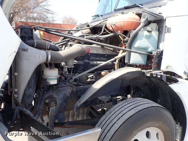 image for item DF8849 2003 Freightliner Columbia semi truck