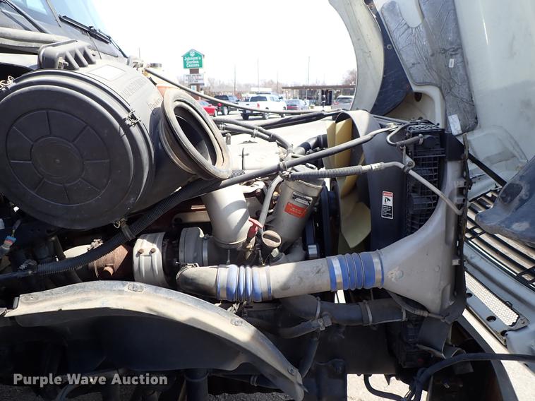 image for item DF8849 2003 Freightliner Columbia semi truck