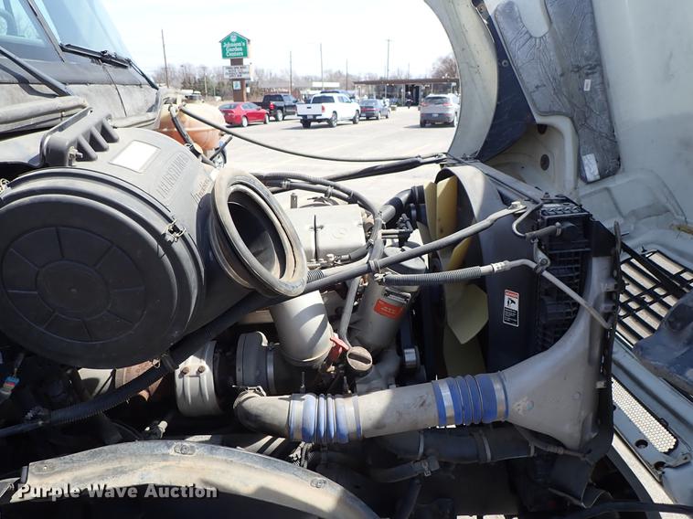 image for item DF8849 2003 Freightliner Columbia semi truck