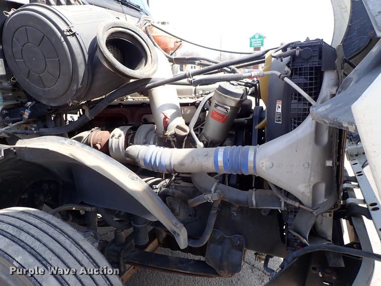 image for item DF8849 2003 Freightliner Columbia semi truck