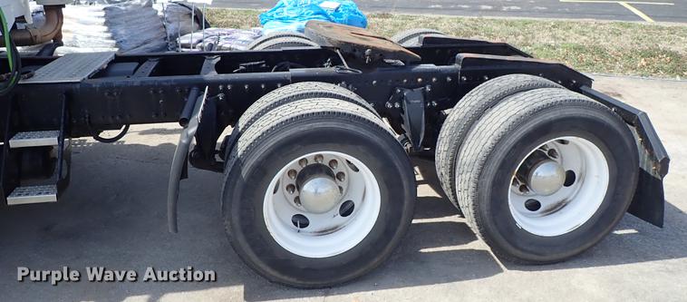 image for item DF8849 2003 Freightliner Columbia semi truck