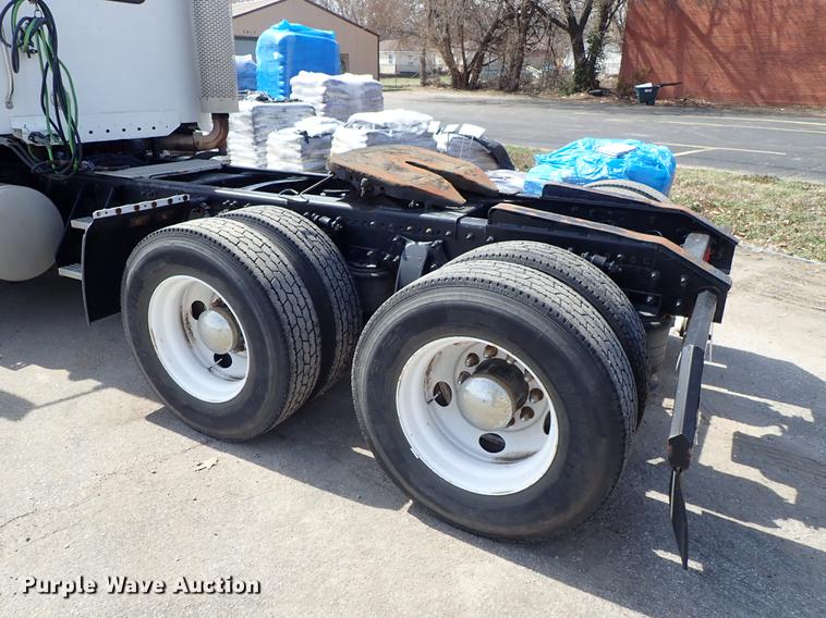 image for item DF8849 2003 Freightliner Columbia semi truck