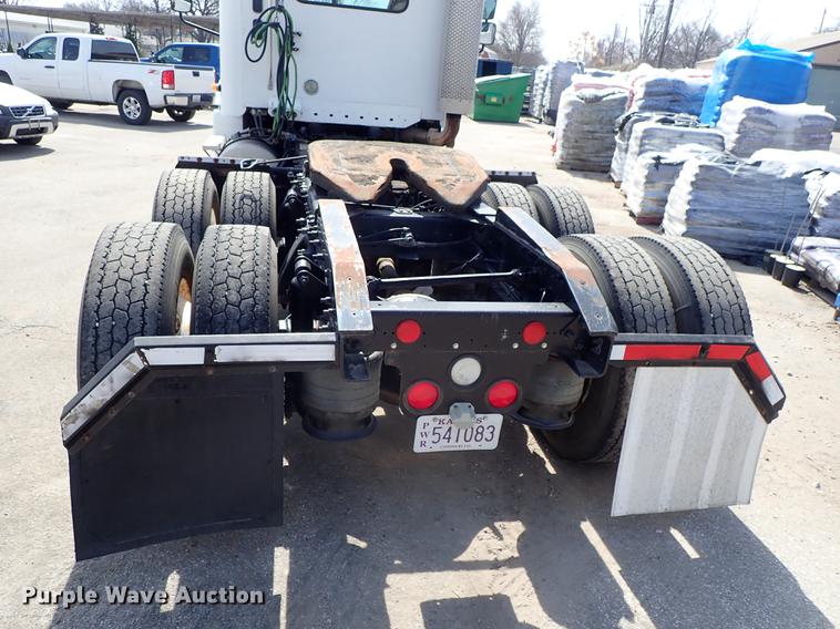 image for item DF8849 2003 Freightliner Columbia semi truck