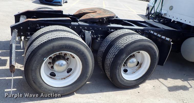 image for item DF8849 2003 Freightliner Columbia semi truck