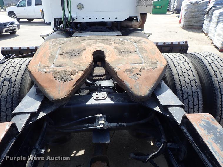 image for item DF8849 2003 Freightliner Columbia semi truck