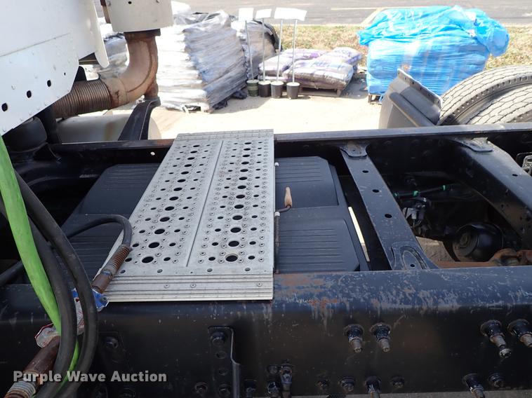 image for item DF8849 2003 Freightliner Columbia semi truck