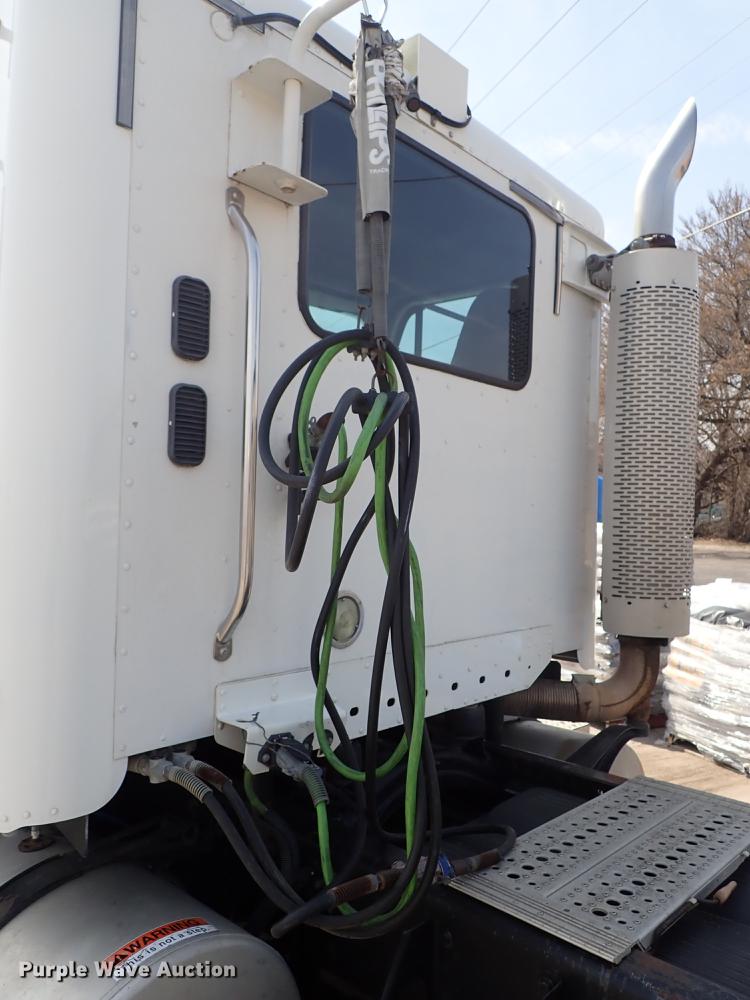 image for item DF8849 2003 Freightliner Columbia semi truck