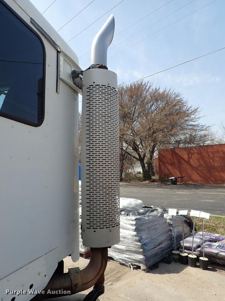 image for item DF8849 2003 Freightliner Columbia semi truck