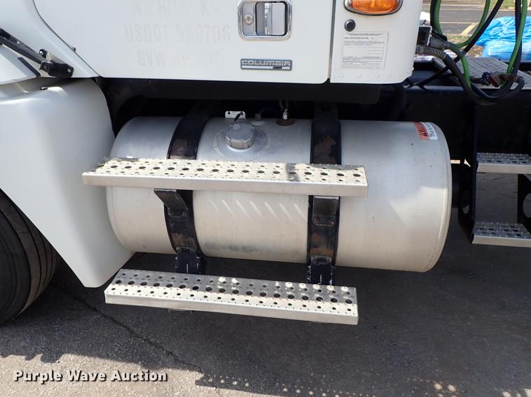 image for item DF8849 2003 Freightliner Columbia semi truck