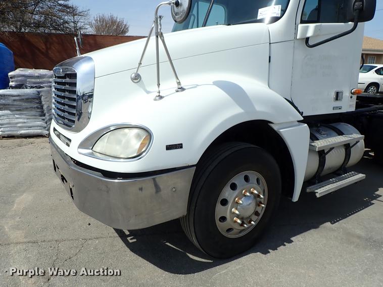 image for item DF8849 2003 Freightliner Columbia semi truck