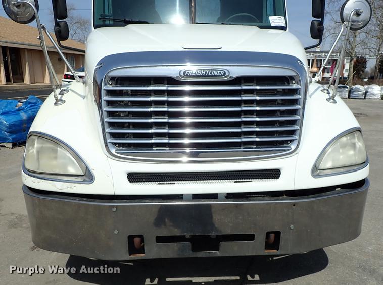 image for item DF8849 2003 Freightliner Columbia semi truck