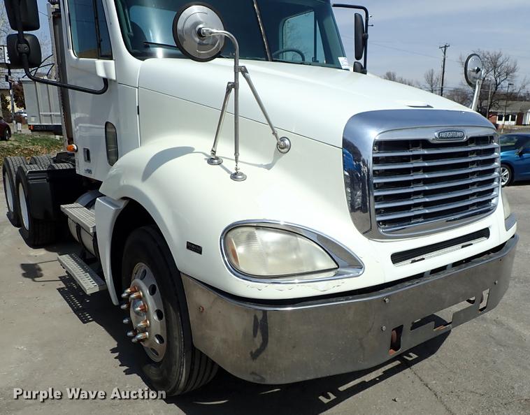 image for item DF8849 2003 Freightliner Columbia semi truck