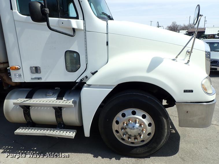 image for item DF8849 2003 Freightliner Columbia semi truck