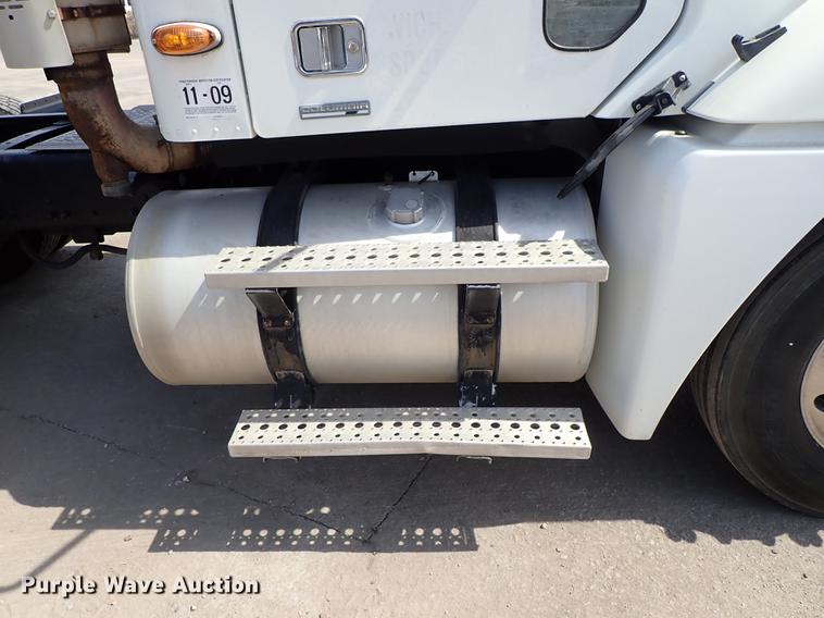 image for item DF8849 2003 Freightliner Columbia semi truck