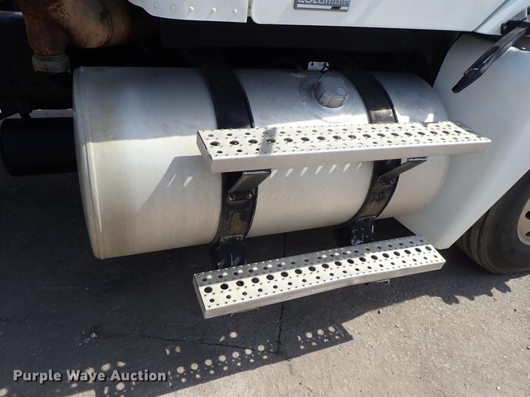 image for item DF8849 2003 Freightliner Columbia semi truck