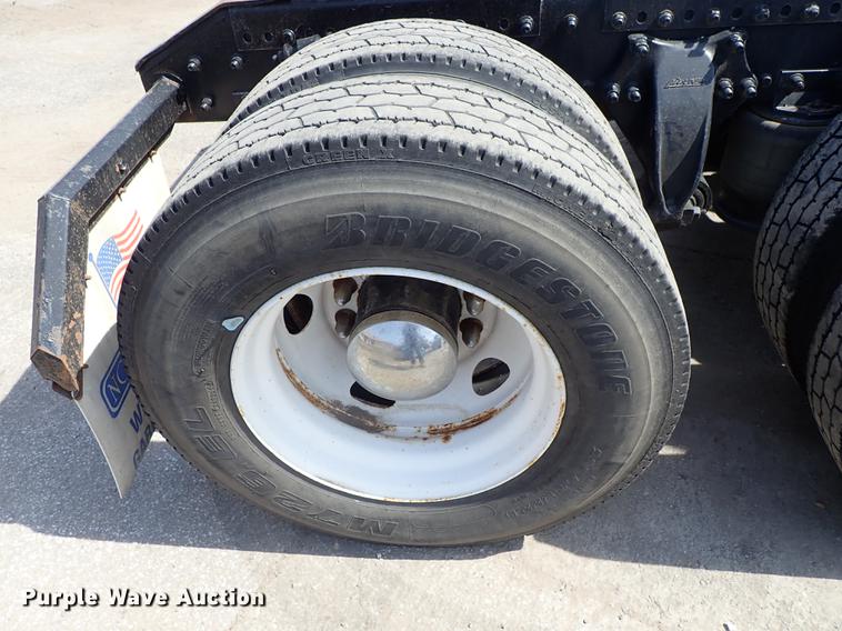 image for item DF8849 2003 Freightliner Columbia semi truck