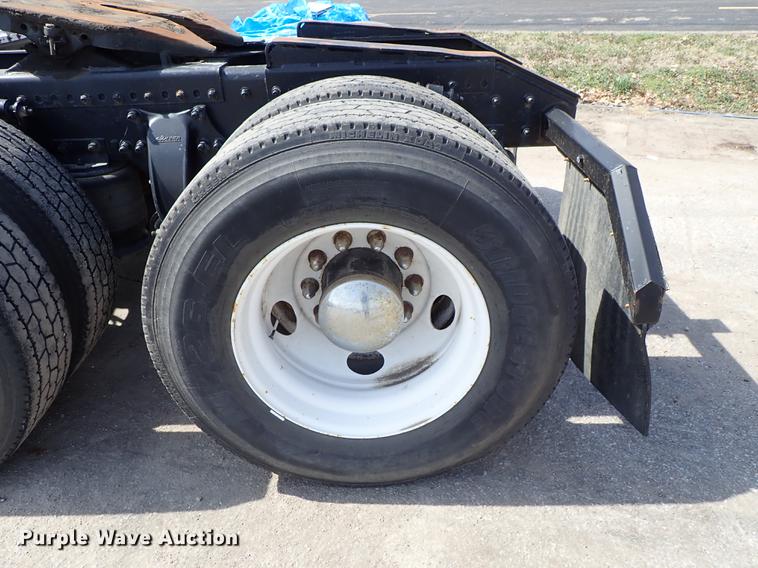 image for item DF8849 2003 Freightliner Columbia semi truck