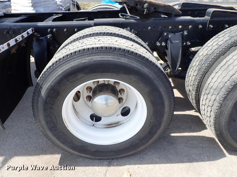 image for item DF8849 2003 Freightliner Columbia semi truck