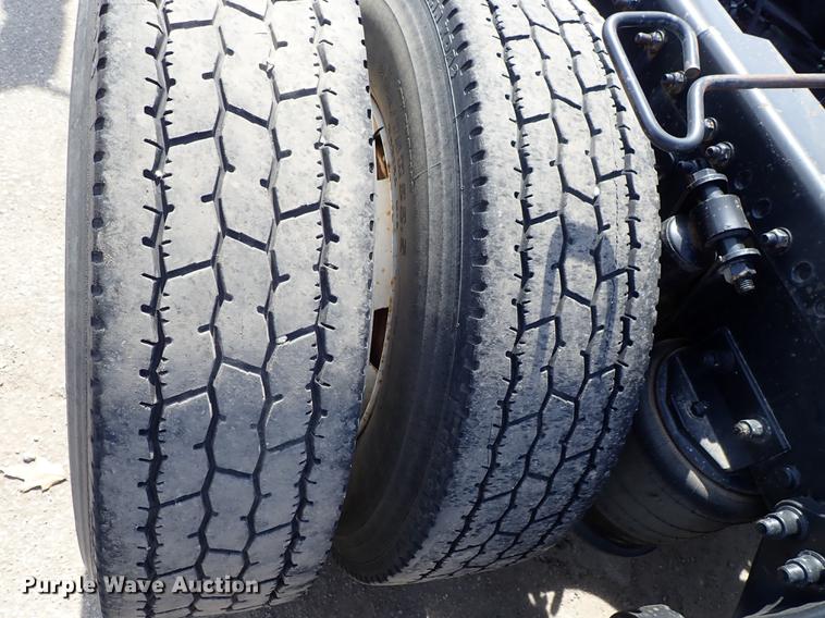 image for item DF8849 2003 Freightliner Columbia semi truck