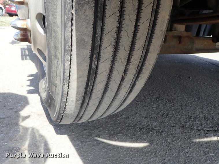 image for item DF8849 2003 Freightliner Columbia semi truck