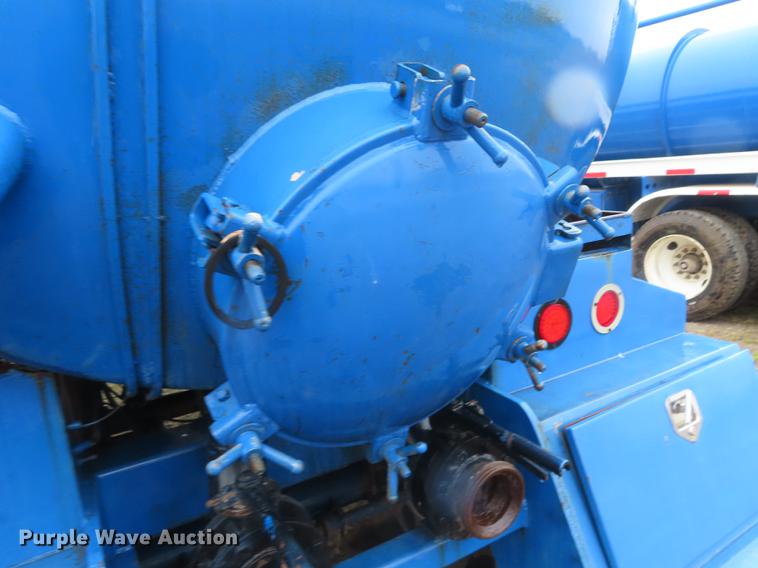 image for item DN9140 2007 shop built tank trailer