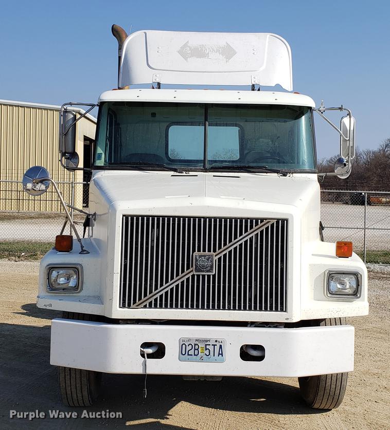 image for item EN9842 1996 Volvo WG semi truck