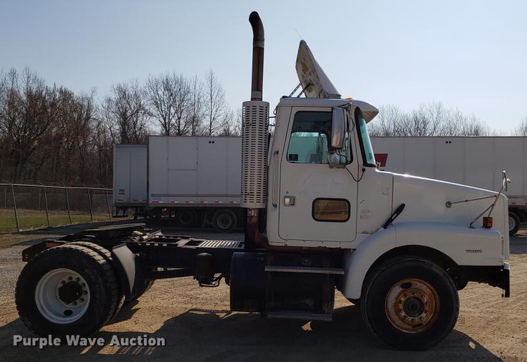 image for item EN9842 1996 Volvo WG semi truck