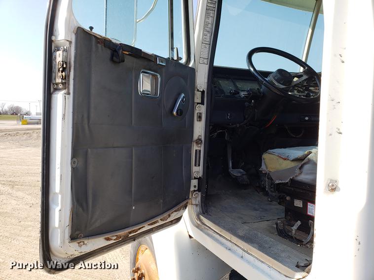 image for item EN9842 1996 Volvo WG semi truck