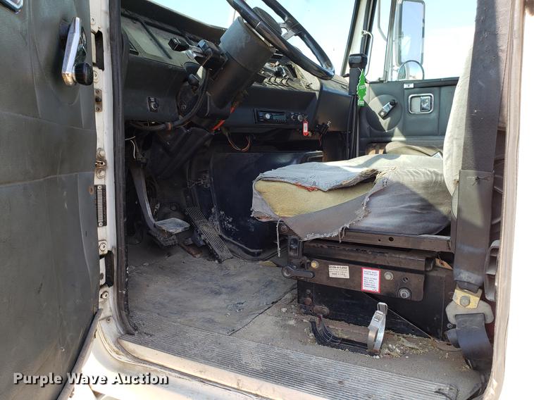 image for item EN9842 1996 Volvo WG semi truck