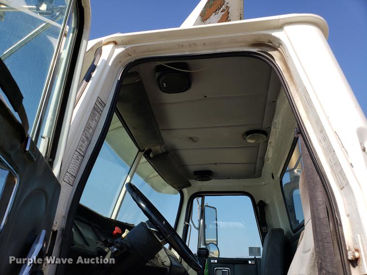 image for item EN9842 1996 Volvo WG semi truck