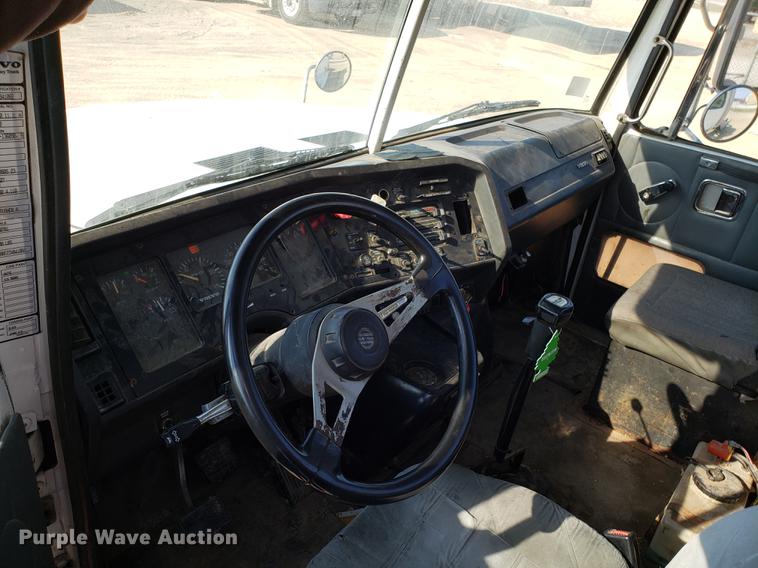 image for item EN9842 1996 Volvo WG semi truck