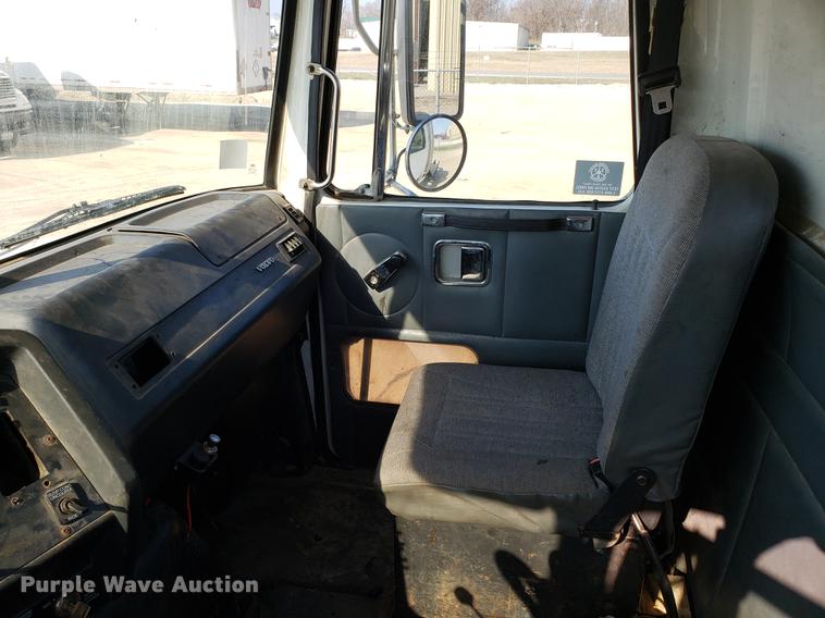 image for item EN9842 1996 Volvo WG semi truck