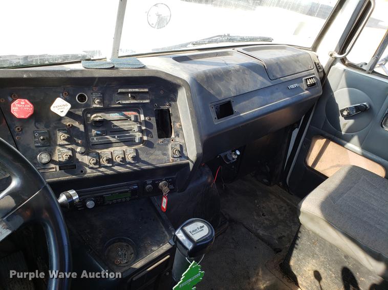 image for item EN9842 1996 Volvo WG semi truck