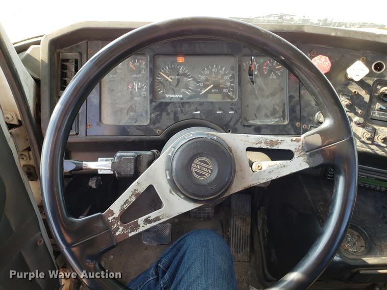 image for item EN9842 1996 Volvo WG semi truck