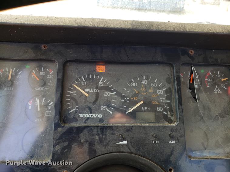 image for item EN9842 1996 Volvo WG semi truck