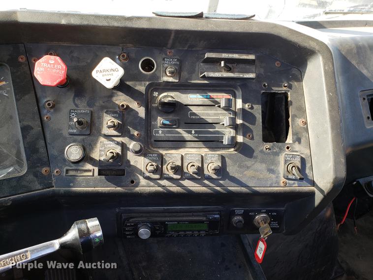 image for item EN9842 1996 Volvo WG semi truck