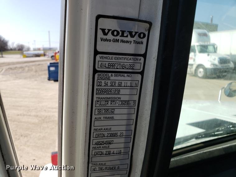 image for item EN9842 1996 Volvo WG semi truck