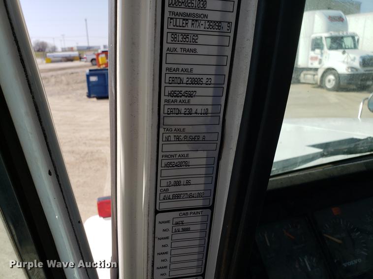 image for item EN9842 1996 Volvo WG semi truck