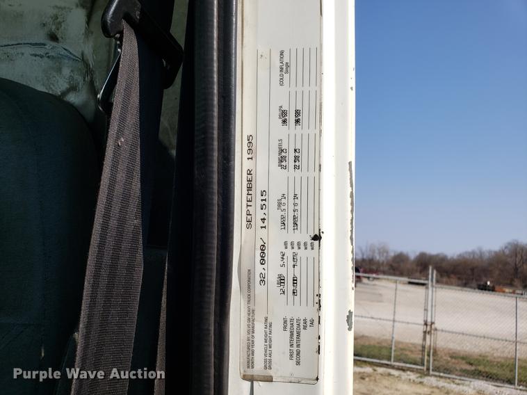 image for item EN9842 1996 Volvo WG semi truck