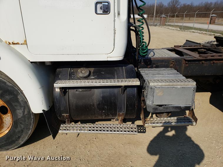 image for item EN9842 1996 Volvo WG semi truck