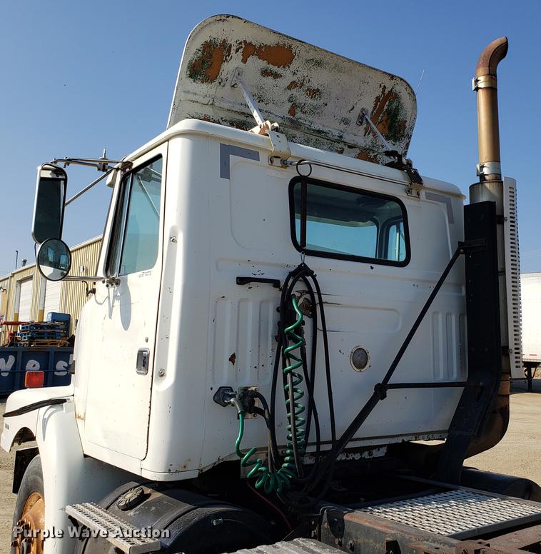 image for item EN9842 1996 Volvo WG semi truck