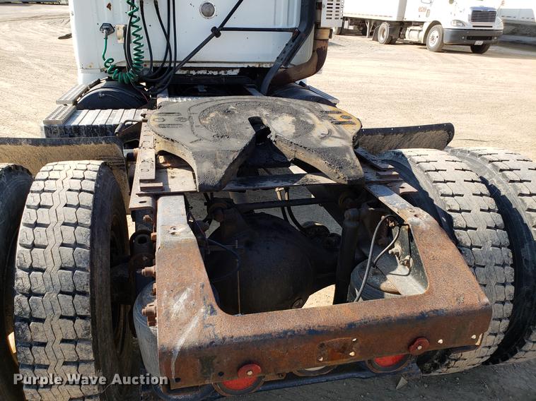 image for item EN9842 1996 Volvo WG semi truck