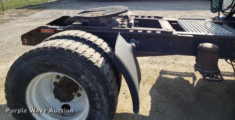 image for item EN9842 1996 Volvo WG semi truck