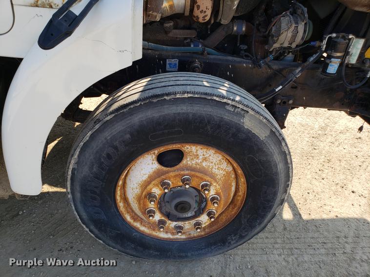 image for item EN9842 1996 Volvo WG semi truck