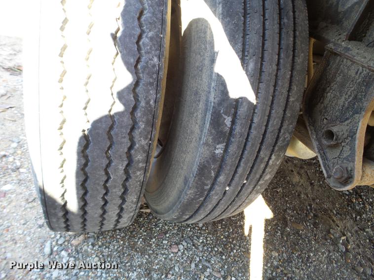 image for item EW9986 1993 Trailmobile F7AT-5EAA flatbed trailer