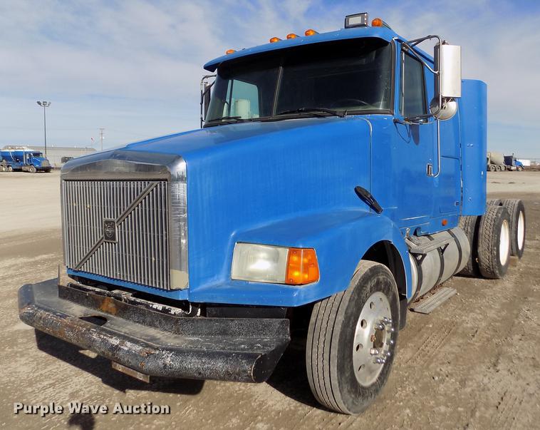 image for item FH9027 1996 Volvo WIA semi truck