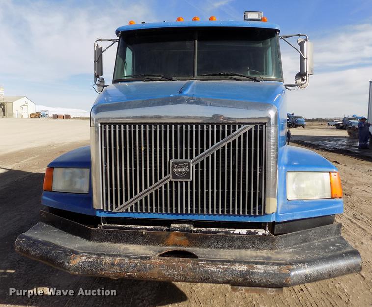 image for item FH9027 1996 Volvo WIA semi truck