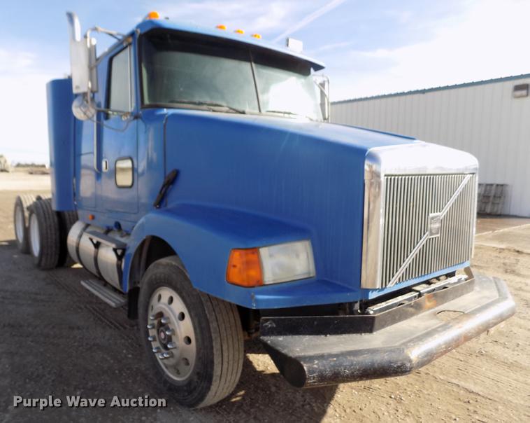image for item FH9027 1996 Volvo WIA semi truck