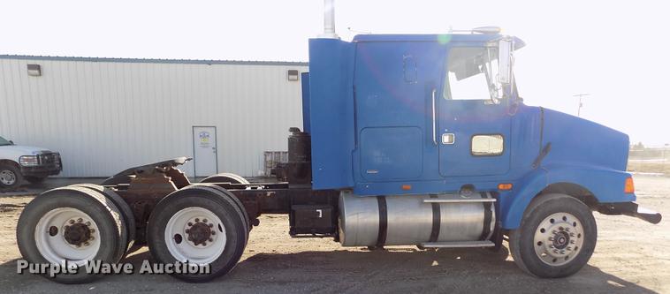 image for item FH9027 1996 Volvo WIA semi truck