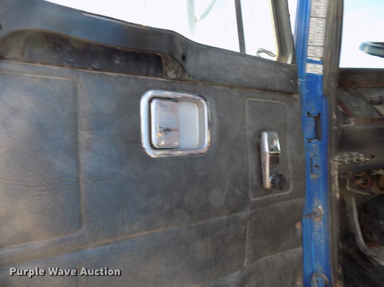 image for item FH9027 1996 Volvo WIA semi truck